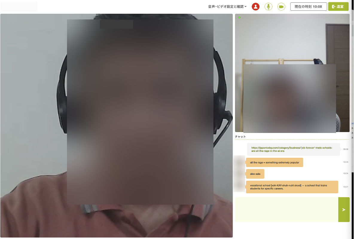 hanasoレッスンルームの実際の画面。講師の映像、自分の映像、チャットボックスが1画面に収まっている(顔はぼかし加工済み)