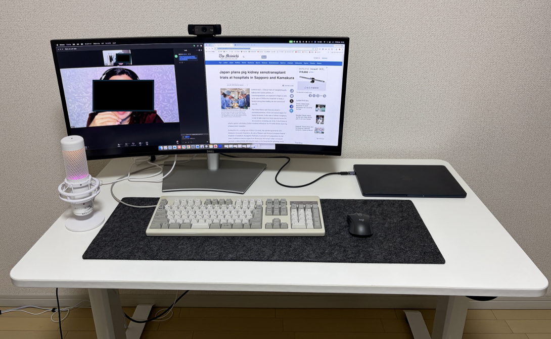 私のレッスン環境。ワイドモニターの左にレッスンルーム、右にテキストを表示